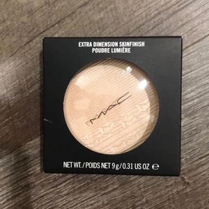 MAC double gleam extra dimension skinfinish